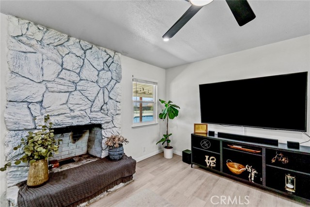 Detail Gallery Image 14 of 60 For 8263 3rd, Hesperia,  CA 92345 - 6 Beds | 3 Baths