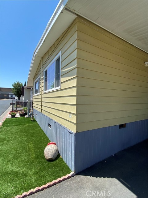 995 Pomona Rd, Corona CA: https://media.crmls.org/medias/78811434-f5a9-4350-ab39-640569f8a38c.jpg