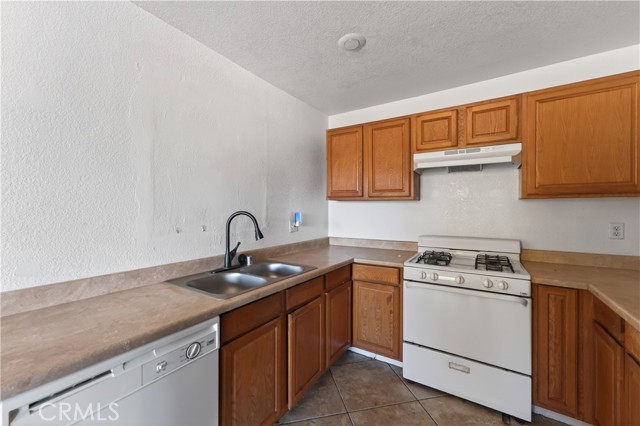 Detail Gallery Image 14 of 42 For 15254 Las Piedras Dr, Victorville,  CA 92395 - 4 Beds | 2 Baths