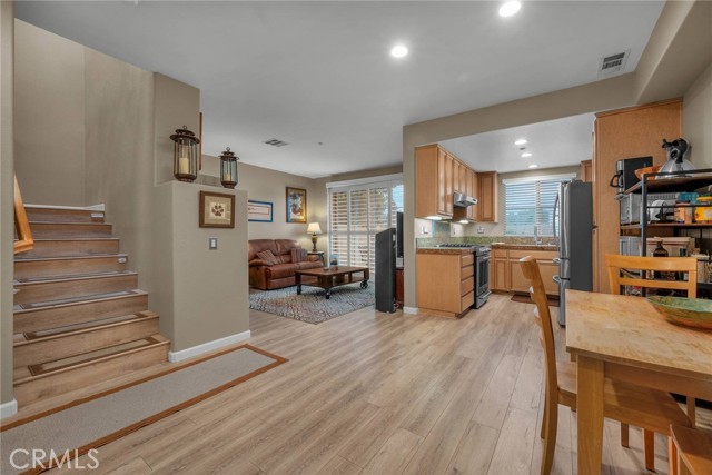 Detail Gallery Image 2 of 30 For 1448 Patricia #203,  Simi Valley,  CA 93065 - 3 Beds | 2/1 Baths