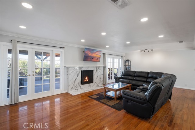 Remarkable hardwood floors, wonderful fireplace, and recess lighting, the perfect trio to entertain a big crowd.