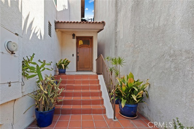 Detail Gallery Image 2 of 46 For 1832 Redcliff St, Los Angeles,  CA 90026 - 3 Beds | 3 Baths