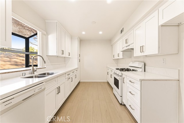 Detail Gallery Image 3 of 24 For 260 S 6th St #G,  Burbank,  CA 91501 - 2 Beds | 2 Baths