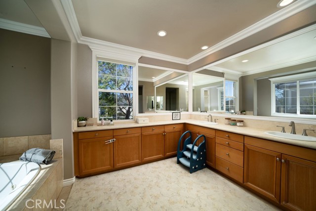Detail Gallery Image 22 of 49 For 27050 Island Rd, Valencia,  CA 91355 - 5 Beds | 3 Baths