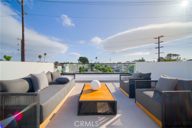 203 indianapolis Avenue, Huntington Beach CA: https://media.crmls.org/medias/7891397e-2868-465b-baa2-a4497e3d4d3b.jpg