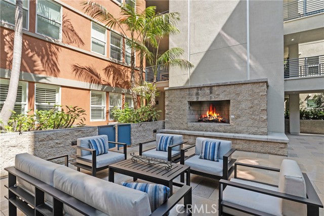 300 E 4th Street, Long Beach CA: https://media.crmls.org/medias/78997e31-a40e-4cbd-8920-4f345866cb40.jpg