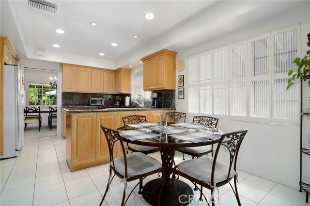 Detail Gallery Image 11 of 32 For 13943 Margate St, Sherman Oaks,  CA 91401 - 4 Beds | 3 Baths