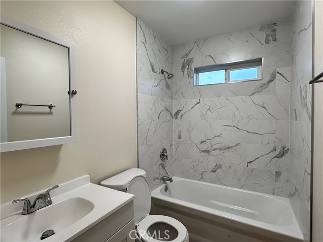 Detail Gallery Image 6 of 8 For 108 S Lindsay St #B,  Lake Elsinore,  CA 92530 - 2 Beds | 2 Baths
