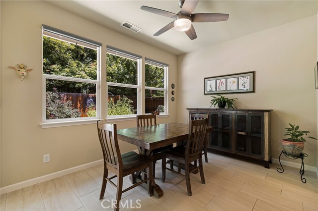 10 Harmony Park Circle, Chico CA: https://media.crmls.org/medias/78a0703e-e25f-46a6-a5ee-065cd1684691.jpg