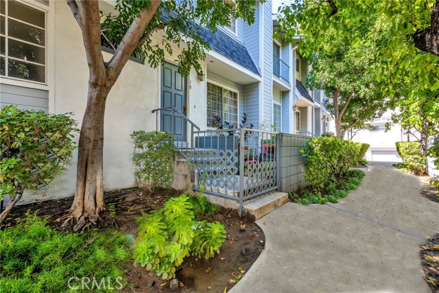 Detail Gallery Image 1 of 11 For 7420 Corbin Ave #10,  Reseda,  CA 91335 - 2 Beds | 2/1 Baths