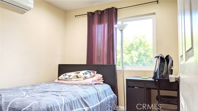 Detail Gallery Image 7 of 17 For 1299 W 37th Dr #3,  Los Angeles,  CA 90007 - 4 Beds | 2 Baths