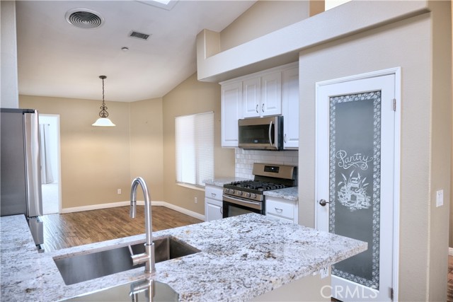 6940 Janet Street, Fontana CA: https://media.crmls.org/medias/78a9d9ec-7ed5-4bd7-af26-63697a59bd77.jpg