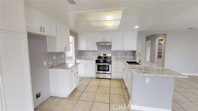 Detail Gallery Image 3 of 9 For 2421 W Calle Celeste Dr, Rialto,  CA 92377 - 5 Beds | 3 Baths