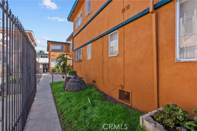 Detail Gallery Image 7 of 40 For 4015 Palmwood Dr, Los Angeles,  CA 90008 - – Beds | – Baths