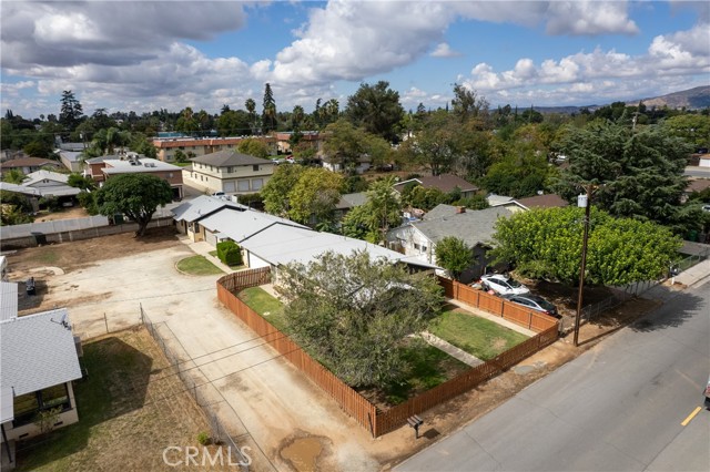 725 Michigan Avenue, Beaumont CA: https://media.crmls.org/medias/78acc77d-97da-4e23-8bd3-2bac0d893441.jpg