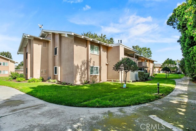 Detail Gallery Image 2 of 22 For 8877 Lauderdale Ct 212b,  Huntington Beach,  CA 92646 - 2 Beds | 2 Baths