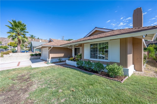 Detail Gallery Image 3 of 33 For 27812 Rosamond Dr, Canyon Country,  CA 91351 - 5 Beds | 2 Baths