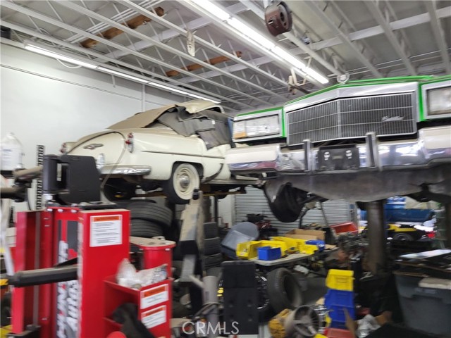 5747 Whittier, Los Angeles CA: https://media.crmls.org/medias/78bde2cb-fe36-42c2-9b77-c27f2f8bf74c.jpg