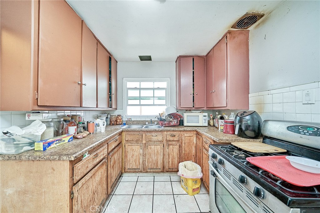 https://media.crmls.org/medias/78c1f082-4dc7-4b92-92a3-142f5ea1787c.jpg?preset=X-Large