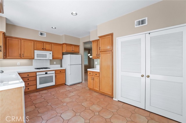 Detail Gallery Image 8 of 15 For 66 Avanzare, Irvine,  CA 92606 - 3 Beds | 2/1 Baths