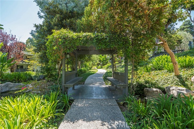 A spot to relax on your afternoon walk.