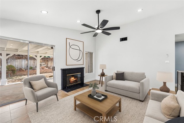 Detail Gallery Image 4 of 58 For 4042 E Avenue R6, Palmdale,  CA 93552 - 3 Beds | 2 Baths