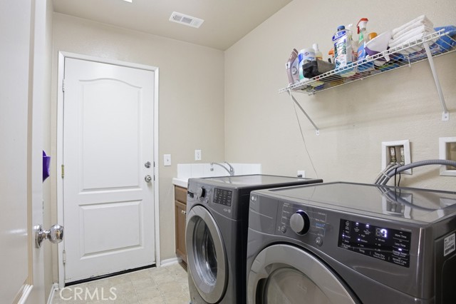 Detail Gallery Image 10 of 24 For 2676 Greenwood Ct, Palmdale,  CA 93550 - 3 Beds | 2/1 Baths