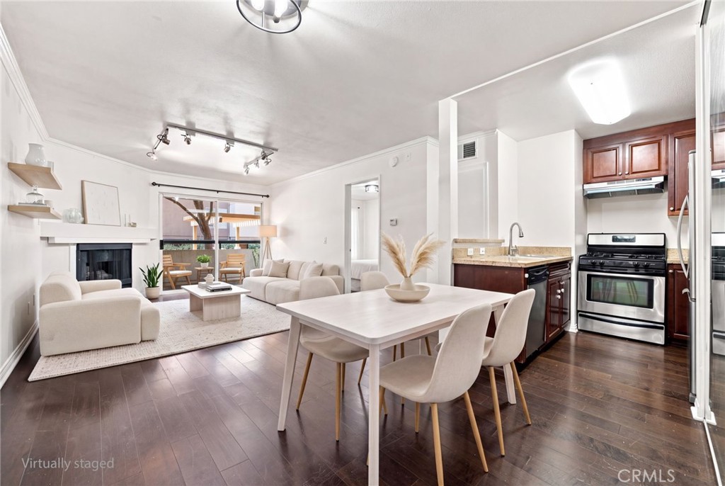 21400 Burbank property listing