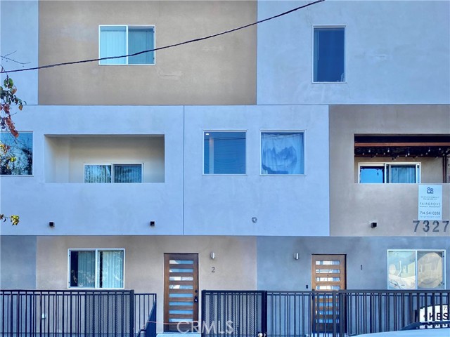 Detail Gallery Image 14 of 37 For 7327 Kester Ave #2,  Van Nuys,  CA 91405 - 3 Beds | 3/1 Baths