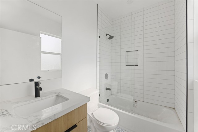 Detail Gallery Image 11 of 13 For 4511 Rosewood Ave #1,  Los Angeles,  CA 90004 - 4 Beds | 4/1 Baths