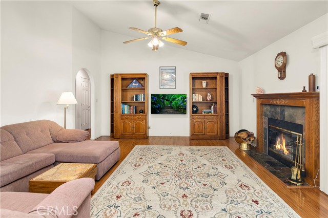 274 N Hemet Street, Hemet CA: https://media.crmls.org/medias/78cc563e-8ad9-4c1b-b326-19e68c06c5ff.jpg