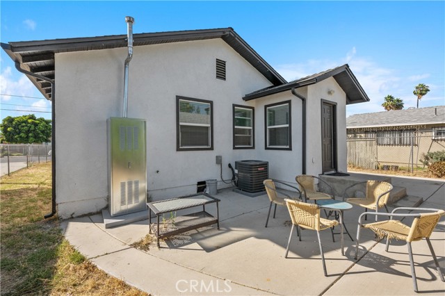 7628 Freda Avenue, Riverside CA: https://media.crmls.org/medias/78d12bdb-b1cf-4525-9957-6ad57fab0ebe.jpg