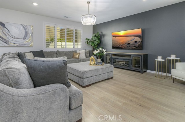 Detail Gallery Image 4 of 43 For 2242 Yuzu St, Corona,  CA 92883 - 4 Beds | 3 Baths