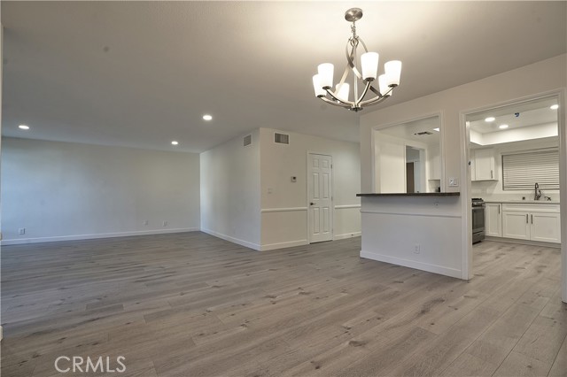 Detail Gallery Image 6 of 23 For 16022 Moorpark St #101,  Encino,  CA 91436 - 2 Beds | 2/1 Baths