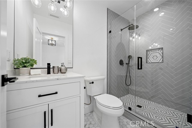 Detail Gallery Image 36 of 71 For 1027 S Lucerne Bld, Los Angeles,  CA 90019 - 4 Beds | 4 Baths