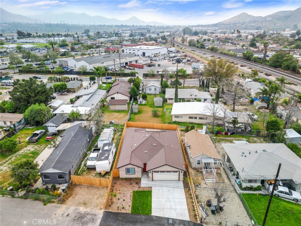 https://media.crmls.org/medias/78d326df-234f-49d6-8ad0-7cb18365a81e.jpg?preset=X-Large