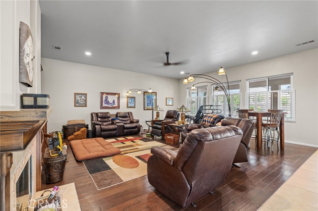 5614 Regent Hill W Terrace, Palmdale CA: https://media.crmls.org/medias/78d34ac6-2275-4123-8098-61d804bc45ce.jpg