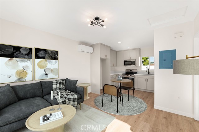 Detail Gallery Image 48 of 69 For 2151 Euclid Ave, Long Beach,  CA 90815 - 6 Beds | 5 Baths