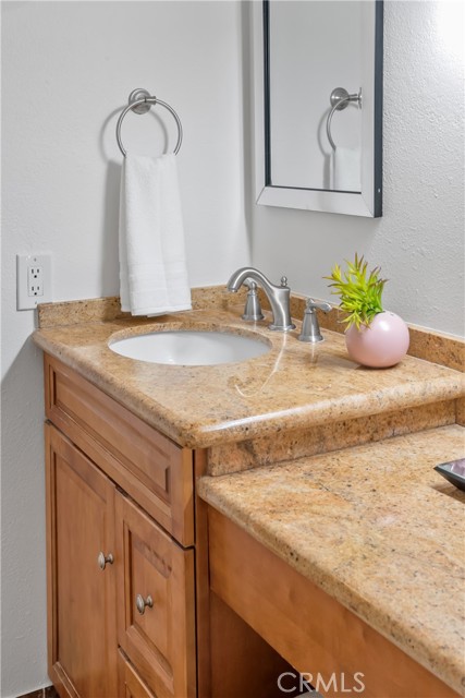 Granite counters & space to spread out