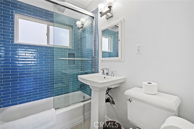 200 Moonstone Street, Manhattan Beach CA: https://media.crmls.org/medias/78dde721-a663-4e96-9376-fc2bee23b7d4.jpg