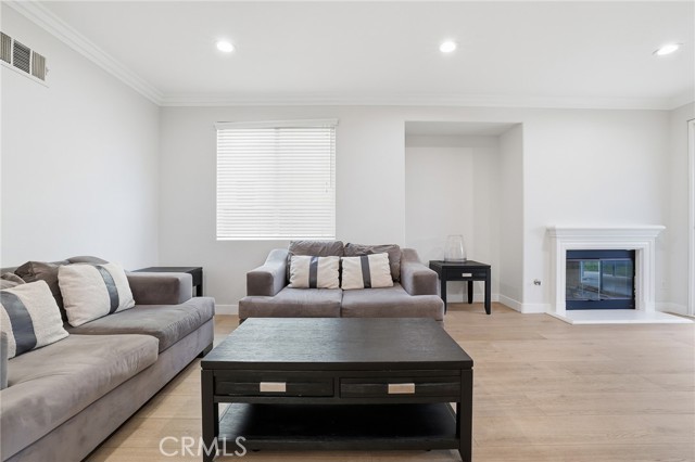 Detail Gallery Image 14 of 46 For 8220 Chamberlain, Reseda,  CA 91335 - 4 Beds | 3 Baths