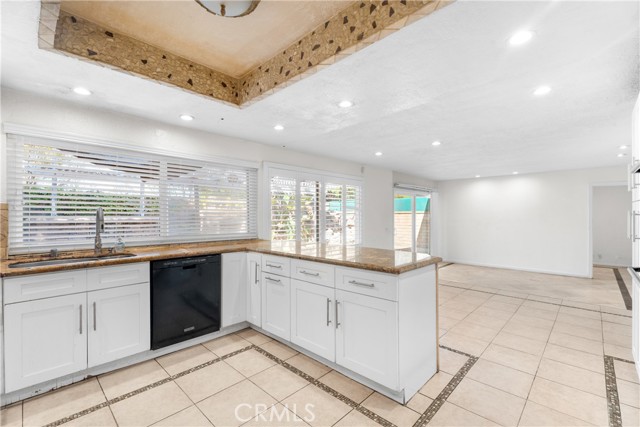 25496 Coral Wood Street, Lake Forest CA: https://media.crmls.org/medias/78e1cb96-1914-4c14-a516-b4654b7987a7.jpg