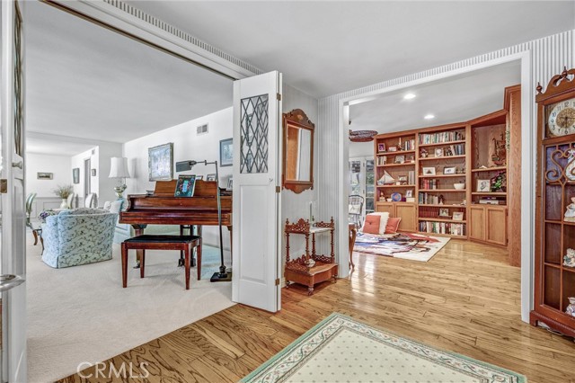 10417 Laramie Avenue, Chatsworth CA: https://media.crmls.org/medias/78e974c2-b8b4-43a8-9c88-8f8f77d32b31.jpg