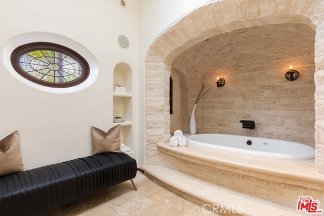 Detail Gallery Image 20 of 29 For 746 Norway Ln, Los Angeles,  CA 90049 - 5 Beds | 6 Baths
