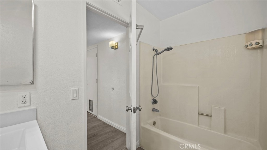 https://media.crmls.org/medias/78edc1d4-54fc-4a66-8b84-639be7e2e098.jpg?preset=X-Large