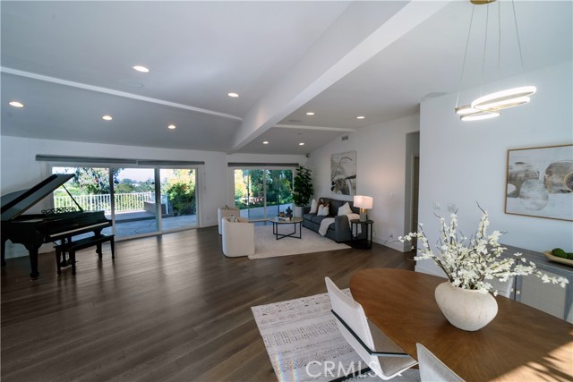 Detail Gallery Image 15 of 33 For 753 Claymont Dr, Los Angeles,  CA 90049 - 3 Beds | 3 Baths