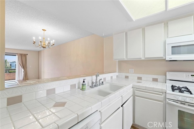 Detail Gallery Image 13 of 42 For 9906 Owensmouth Ave #28,  Chatsworth,  CA 91311 - 2 Beds | 2/1 Baths