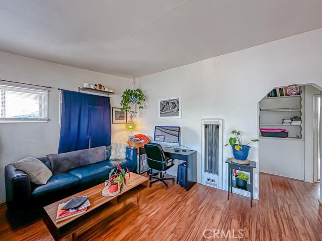 3915 E 11th Street, Long Beach CA: https://media.crmls.org/medias/78f5a945-7fc2-428b-a860-2d69ac64a83d.jpg