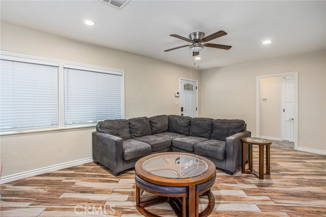 Detail Gallery Image 6 of 29 For 2215 Northbend St, Riverside,  CA 92501 - 3 Beds | 1 Baths