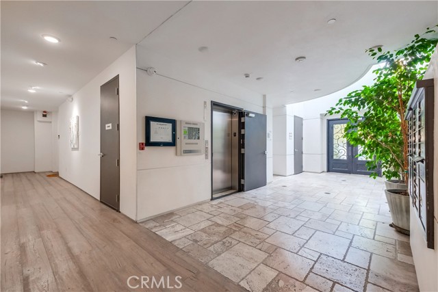 Detail Gallery Image 4 of 33 For 5253 Vantage Ave #105,  Valley Village,  CA 91607 - 4 Beds | 2 Baths